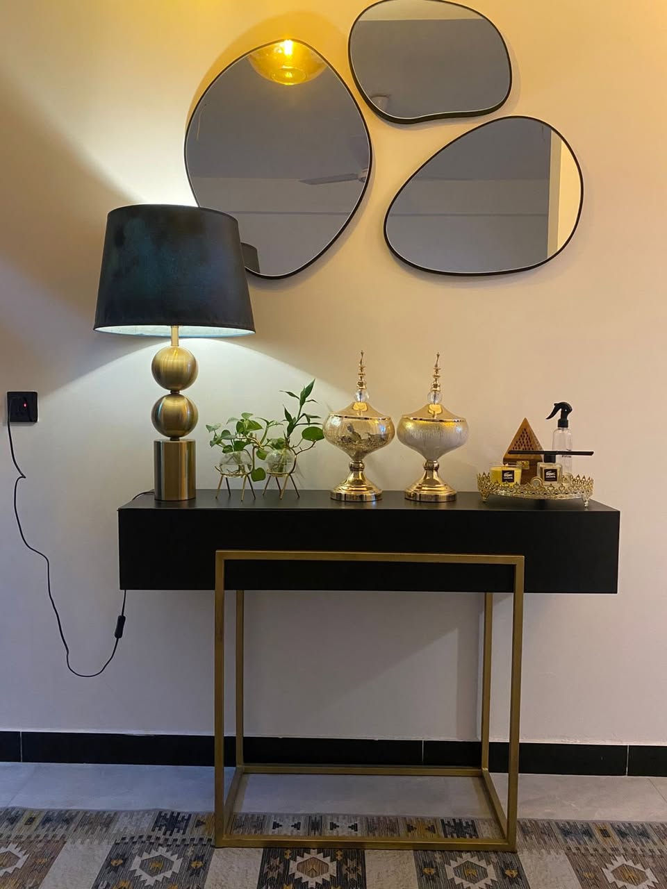 سلام عليكم عندي كونسول للبيع كامل ( مرايه ٣ قطع + ميز ) ويا تيبلام كبير
القياسات الكونسول 
١٢٠ عرض
٩٠سم ارتفاع 
٣٠ سم سمك
السعر الكلي ٣٥٠ الف  للاستفسار الرقم ***********
