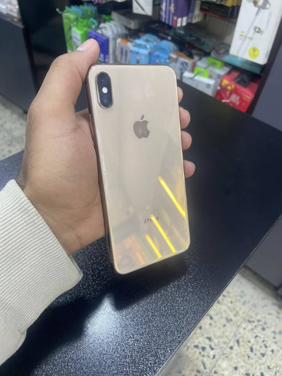 ايفون اكس ماكس
ذاكره ٢٥٦ GB
بطاريه ٧٧ بلاديه 
شرق اوسط
دبل شريحه خطين 
جهاز وتر بروف مكفول 
***********
