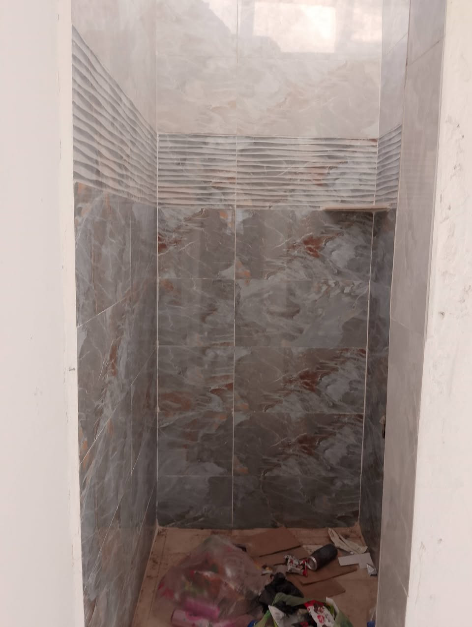 سلام عليكم بيت للبيع 100م طابو زراعي سند ٢٥
يحتوي البيت عله 3 غرف  نوم أو  استقبال أو حمام أو صحيات خارجيه كما موضح في الفيديو كامل مكمل مجاري مي كهرباء تبليط كلهن واصلات الباب البيت
العنوان الراشديه حي الانتصار بل صفحه ثانيه مال زراعي من جه بدران.                     ***********
