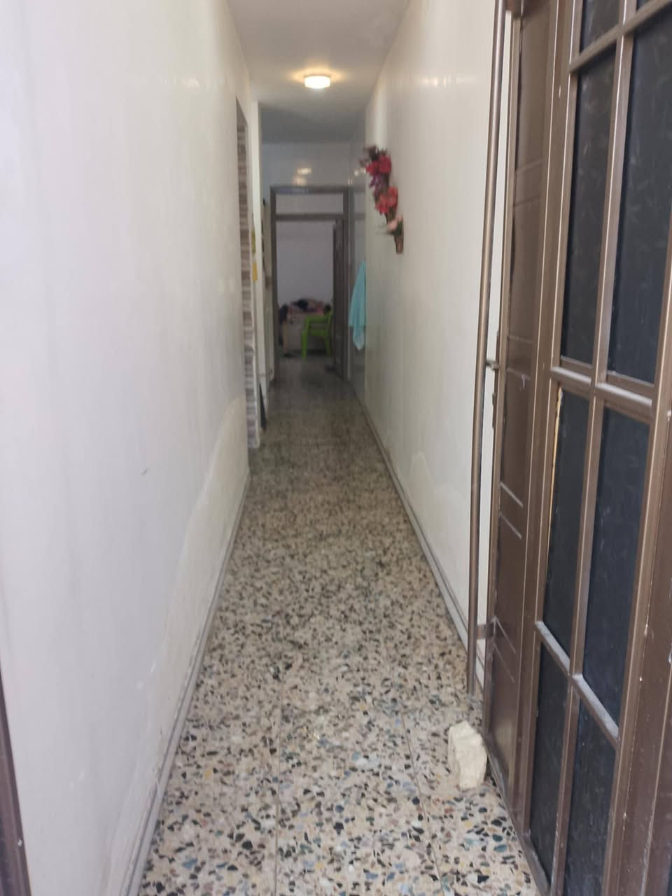 سلام عليكم دار للبيع مساحه 72متر طابو صرف مكانه شرطه الخامسه ركن شارع عريض 20متر طابقين ونص  بي اربع غرف نوم ومطبخ 2وحمامات  وصاله ويصير يتاجر الفوك وحد وجوه وحد  للاستفسار الاتصال برقم ***********
