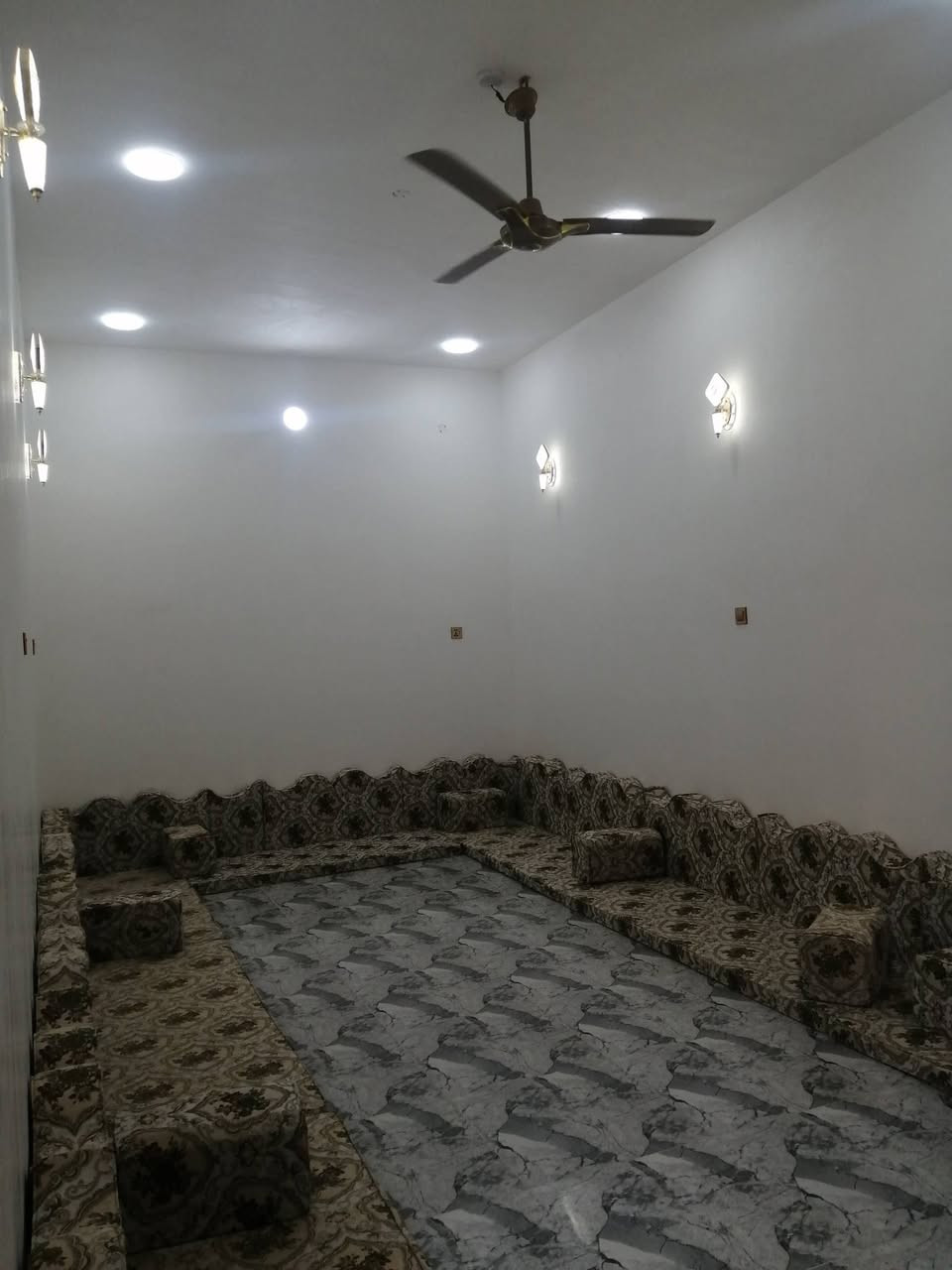 السلام عليكم بيت للبيع مساحة 150 مترطابقين الأول كامل والثاني نقص مخمر وسيراميك العنوان حي الكرامة شارع الحسينية ابراهيم الخليل قرب المدارس الصينية للتواصل:***********
