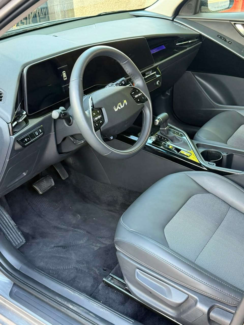 سلام عليكم
للبيع كيا نيرو  EX 2025 هايبرد وارد امريكي 
عداد المسافة : 3000 كم 
محرك :1600 cc 
رقم بغداد مرقم جاهز بأسمي 

حادث السياره : جاملغ وبنيد مبدلات بلادي الجاملغ نفس اللون والبنيد بلادي ومصبوغ يعني قطعه وحده صبغ بچم كبس ايرباك برده وستيرن صور الحادث ورقم الشاصي موجود بالمنشور 

بصمه تشغيل / تشغيل عن بعد 
مقاعد جلد / تدفئة مقاعد / تدفئة ستيرن
رادار امامي وجانبي 
حساسات خلفيه 
اشاره بل مري 
تبريد خلفي 
شاحن وايرلس 

مكاني بغداد حي الجامعه 
للاستفسار ***********
