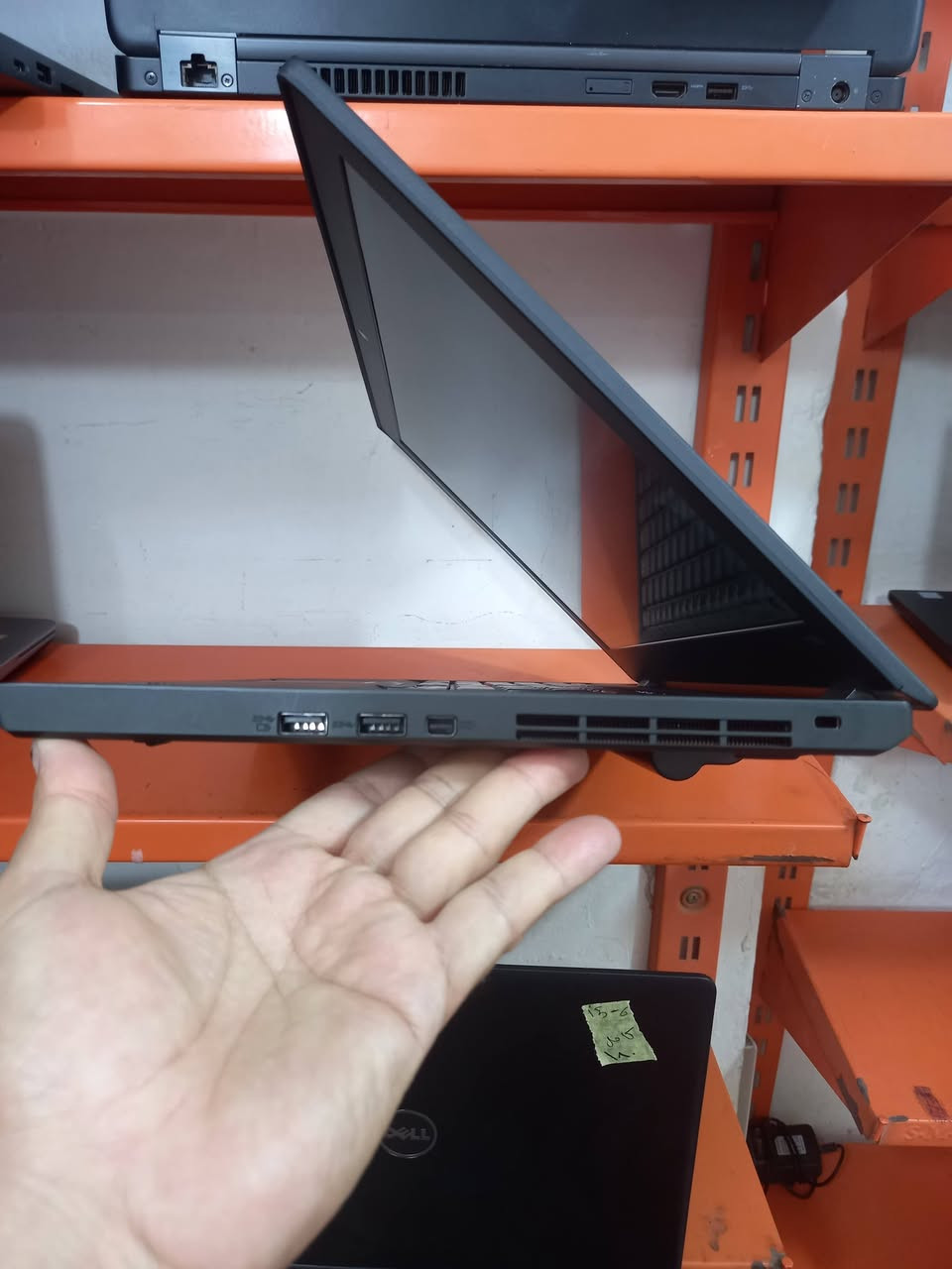 لابتوب لينوفو lenovo 
حجم الشاشة 15.6
الرام 16
المعالج كور اي 5  الجيل 6
الهارد  256     ssd 
الرام  16.  ddr4 
كارت الشاشة  4  شير 
حجم الشاشة  15.6
الشحن اكثر من ساعتين 
الشاحنة اصلية 
يوجد منفذ تايب سي للشحن ولنقل البيانات  
الجهاز مكفول من العطل والتصليح
 الملحقات شاحنة وجنطة 
السعر   225
للمزيد من العروض ادخل على اعلاناتي 
***********
***********
يوجد توصيل

تتوفر لدينا مجموعة لابتوبات بأسعار مناسبة ومواصفات مختلفة
