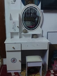 سرير اطفال • ميز تواليت • قنصور بابين