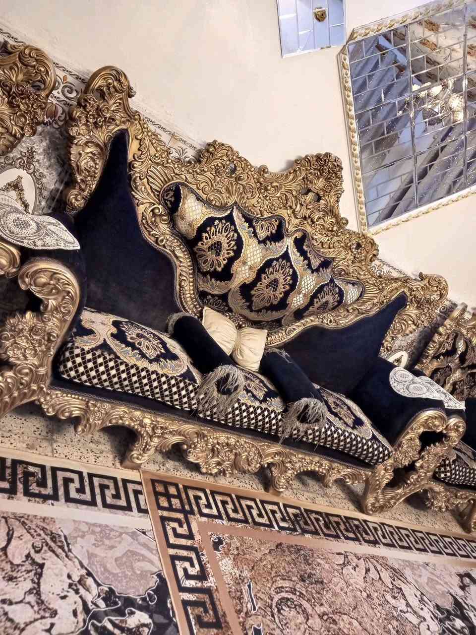 تخم زان ايراني عشر مقاعد ثقيل جدا لون نيلي لسعر 600بي مجال بسيط مكان مشتل شارع لمطبك *********** بغداد, العراق
