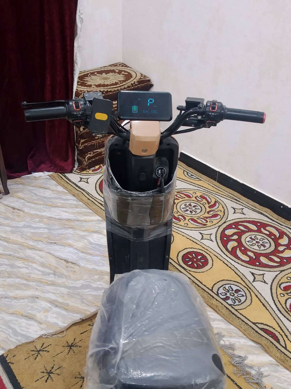 السلام عليكم دراجه ار 9 للبيع موديل 2025 دراجه نظيفه جدا وضع الشركه نضافتها دراجه بيها سويج + بصمه و مرايات موجوده بيها سرعه 99  بطاريات 32 امبير جدد دراجه ما تبدل بيها اي شي دراجه حلوه ونظيفه شرط الفحص  و بطاريات شرط الفحص اذا ما يقرن 10 لا تأخذهم المكان البصره القبله السعر 400 وبيها مجال للشراي***********
