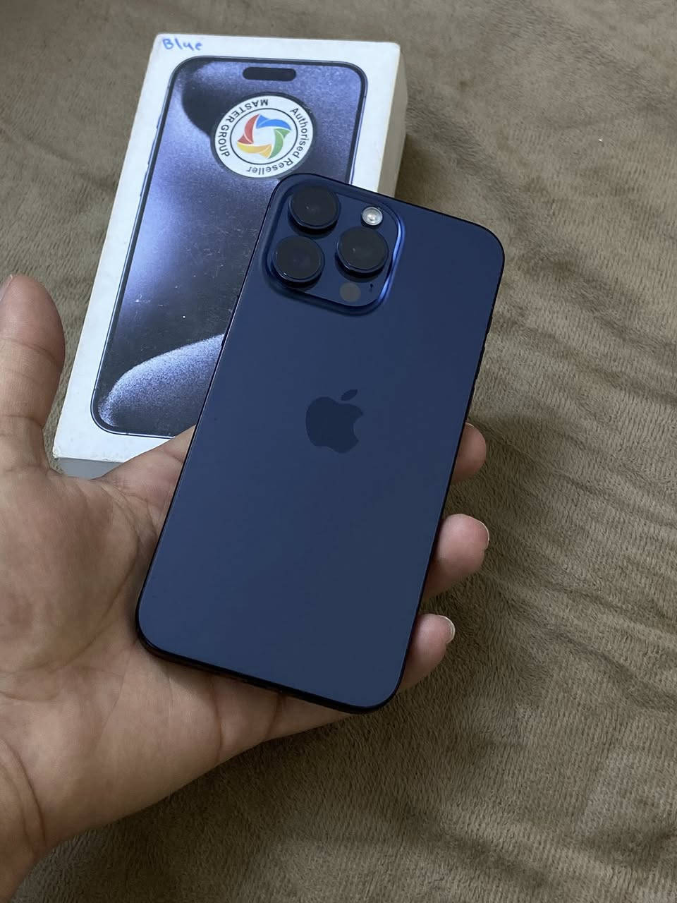 ايفون 15 برو ماكس لون ازرك كامل ملحقات ماستر ذاكره 256 بطاريه 96
وكلشي موضح بالصور كدامك مكاني الشعب 
سعرمناسب جداً  مليون وبي مجال حك الجيه فقط 

#والأسعار معروفه يعني لتحاول تنطي سعر من يمك للاتصال ***********
