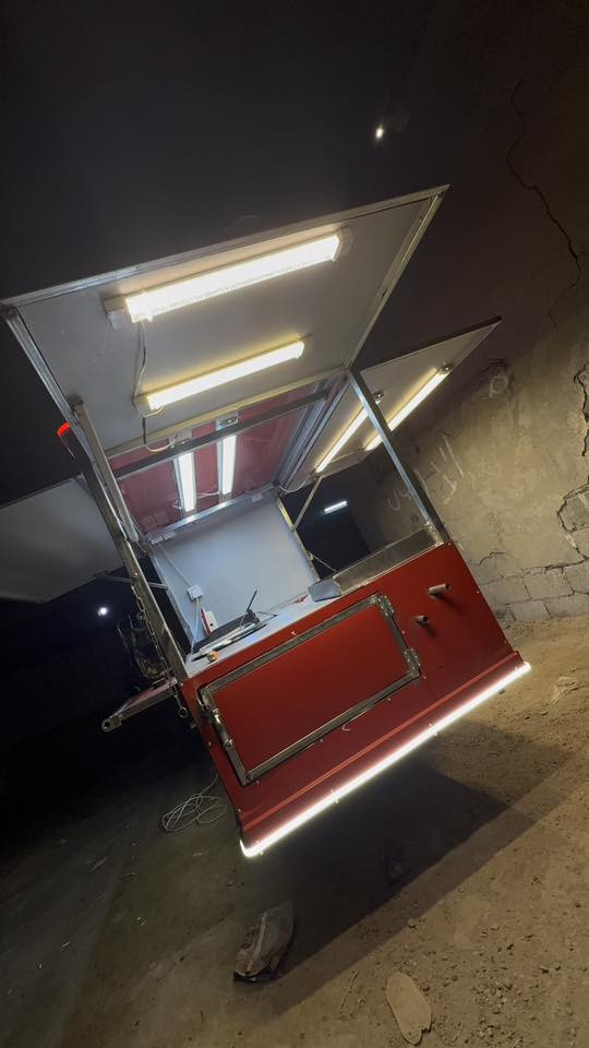 السلام عليكم ستوته شخن موديل 2026 بعدها صفر ما ماشية محورة مطعم فلافل وفنكر وبركر وحماية للاكل وبيها مكان للكهورة الرملية السعر مليونين و750 وبيها مجال الاتصال على الرقم ***********
