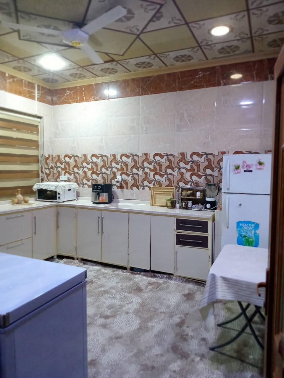 بيت للبيع
حي الملايين الاولى قرب معمل الاخشاب
المساحه360

بناء 180
حديقه180

الواجهه12
العمق30

 طابق واحد (غرفتين، هول، مطبخ حار وبارد، استقبال، صحيات، حديقه كبيره، وكراج) 
  
مساحه الغرف خمسه ونص × اربعه

صنف الارض زراعي، سند 25 حق التصرف
للاستفسار
***********
***********
