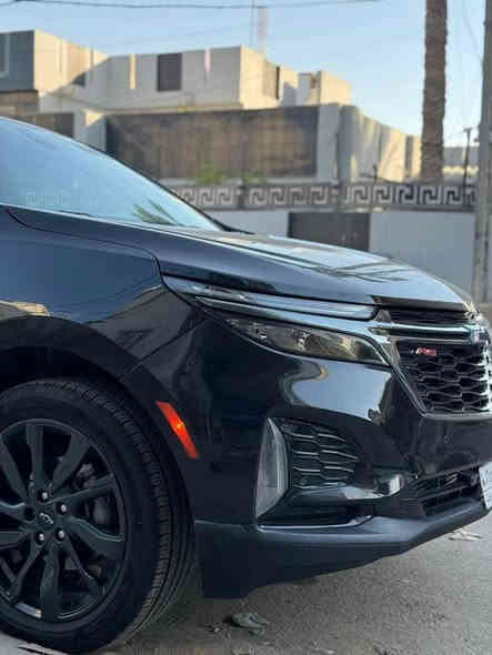 بسم الله رحمان الرحيم 
موديل  23 ماشيه 20 الف 
رقم بغداد شبه مميز 
مواصفات 
شيفروليه ايكوينوكس 2023 RS بمحرك توربيني سعة 1.5 لتر رباعي الأسطوانات بقوة 175 حصانًا وعزم دوران يبلغ 275 نيوتن متر. تتميز بتصميم رياضي خاص، بما في ذلك لمسات خارجية سوداء، وشعارات RS، وعجلات مقاس 19 بوصة، وعادم مزدوج. من الداخل، تأتي بتنجيد أسود مع خياطة حمراء، وعلامة RS على ناقل الحركة والمقاعد. 
المواصفات الرئيسية
المحرك: 1.5 لتر توربو رباعي الأسطوانات.
القوة: 175 حصان.
عزم الدوران: 275 نيوتن متر.
ناقل الحركة: أوتوماتيك.
نظام الدفع: دفع أمامي بشكل قياسي، مع توفر الدفع الرباعي في بعض الطرازات (ملاحظة: الطراز RS يتوفر غالبًا بالدفع الرباعي).
التسارع (0-100 كم/س): 8.1 ثانية.
معدل استهلاك الوقود: 7.39 لتر لكل 100 كم. 
مميزات التصميم الخارجي لـ RS
تصميم رياضي فريد من نوعه.
لمسات خارجية سوداء اللون.
شعار RS.
عجلات سوداء مقاس 19 بوصة. 
مميزات التصميم الداخلي لـ RS
تنجيد أسود مع تطريز أحمر.
علامة RS على ناقل الحركة والمقاعد الأمامية. 
ميزات الأمان والتكنولوجيا 
فرامل كهروهيدروليكية.
نظام تنبيه الاصطدام الأمامي.
نظام الكبح التلقائي في حالات الطوارئ.
نظام مساعدة في الحفاظ على المسار مع تحذير مغادرة المسار.
نظام تثبيت السرعة التكيفي. 

السعر 190 
 أي ستفسار ع الرقم 
***********
