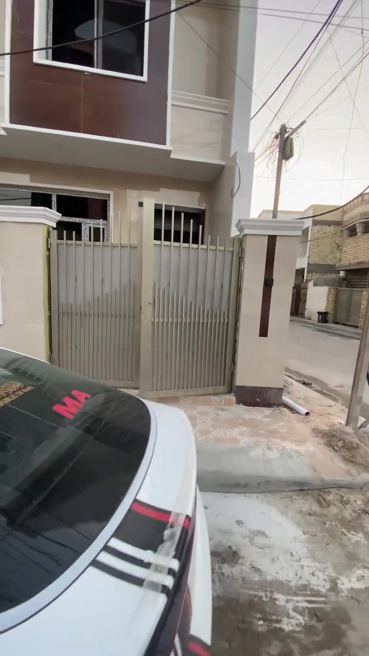 السلام عليكم دار للإيجار في منطقة حي الجهاد ديوان المخابرات خلف شارع 60طابقين صاله ومطبخ وخدمات في الطابق الارضي وغرف نوم عدد اثنان في الطابق الاول  الدار جديد جدا للاستفسار الاتصال على ***********
