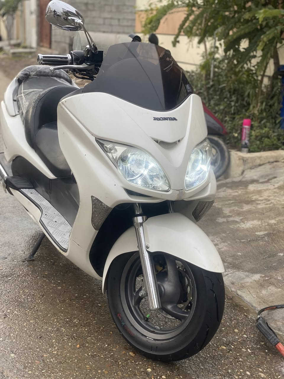 السلام عليكم فورزا صفر ٨ كرستال مكفوله من مكينه كير
مواصفات (٦ كير ٤ تحويلات ) 

( مسجل بلوتوث ) 

( لايت عالي ناصي زنون ابيض ) 

( بك لايت كرستال ) 

( نيكلات كفر كلجات دبلات يدات ستيرن مري عركب ) 

معدل ١٥٠ كيلو متر المكينه ٢٥٠ سيسي 

حماوه متعبر النص مي راديان اخضر 

ان شاءالله مكفوله من النقص 

السعر ١١٠٠ وبيها مجال 

العنوان ديالى بعقوبه 

الاستفسارات ***********
