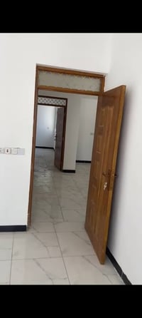 بيت للايجار بناء كامل ١٠٠ متر طابق ثاني جديد وكامل صحيات وماطور ماء أس...