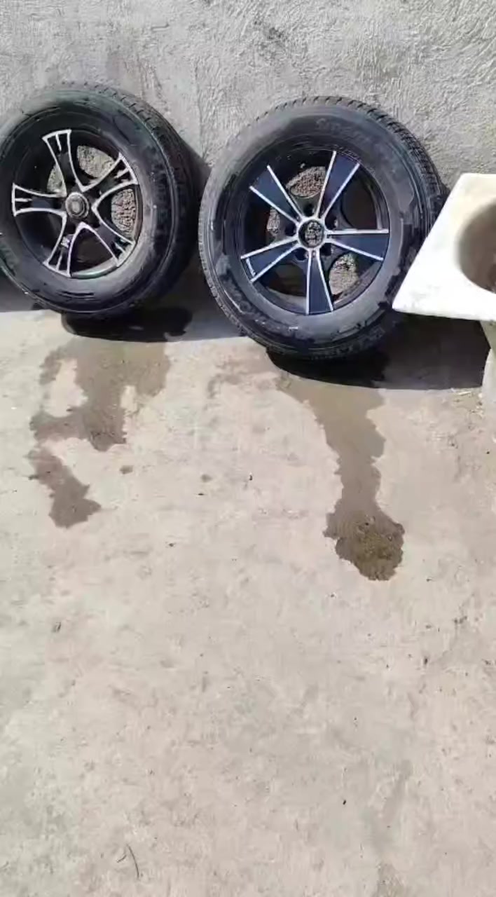 السلام عليكم يوجد اطارات كله كوري قطع بأنواعه بنكو وعموشه وفنتيره وبنكو تري يوجد 12 و14 و15 و13 مكاني بغداد الشعله قرب السجه مال سلاميات خدمات عمو هاتف ***********
