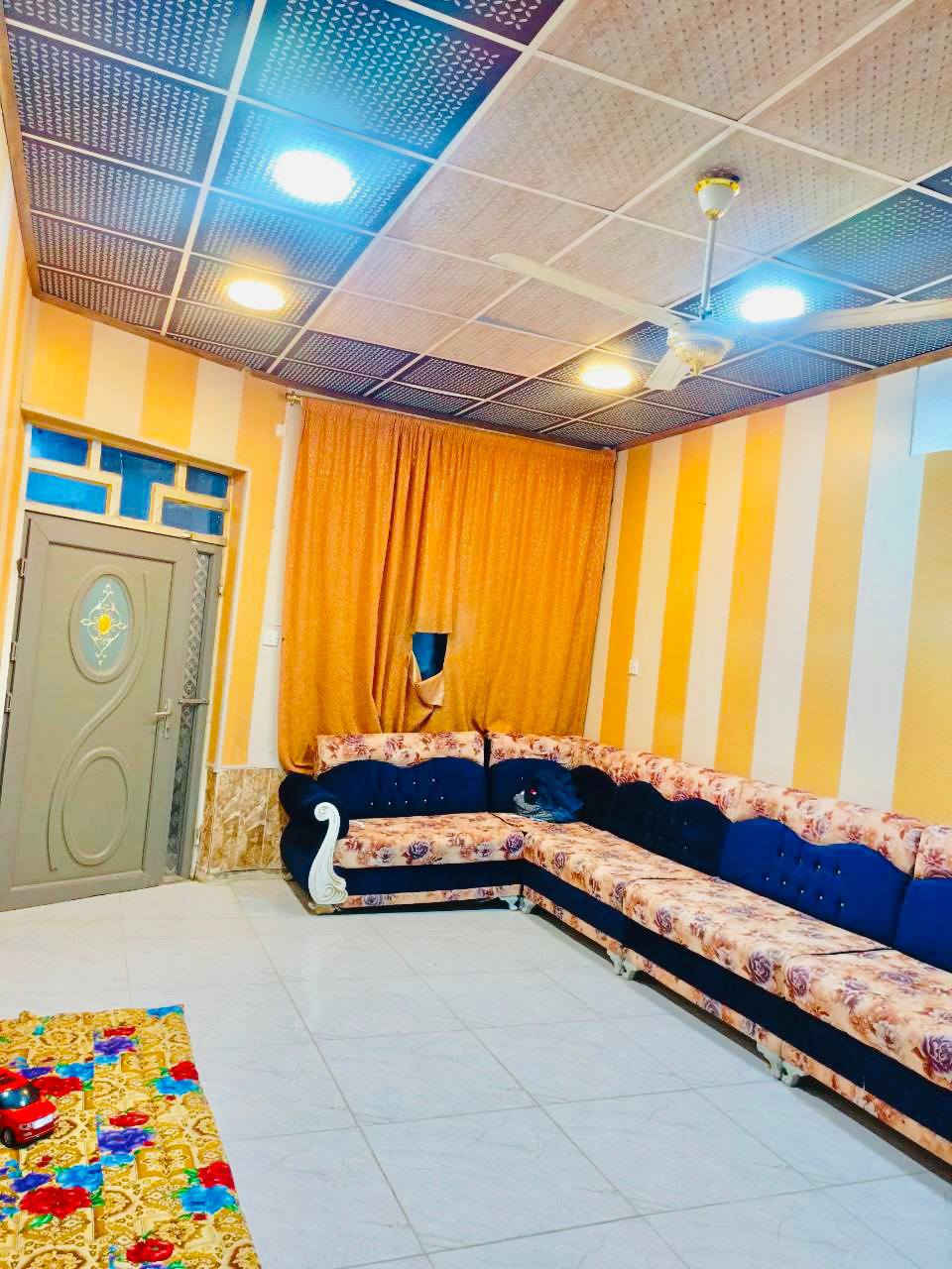 السلام عليكم
دار 110متر للبيع اساس تجعيب بناء بلوك سقف عكاده يحتوي على غرفه وصاله ومطبخ واستقبال وحمام داخلي وخارجي تشاريف سطح كامل 
العنوان:شارع المطار القديم -الفرع المقابل اسواق عسوله يبعد عن الشارع 40متر
السعر: (32)وبي مجال
***********
***********
