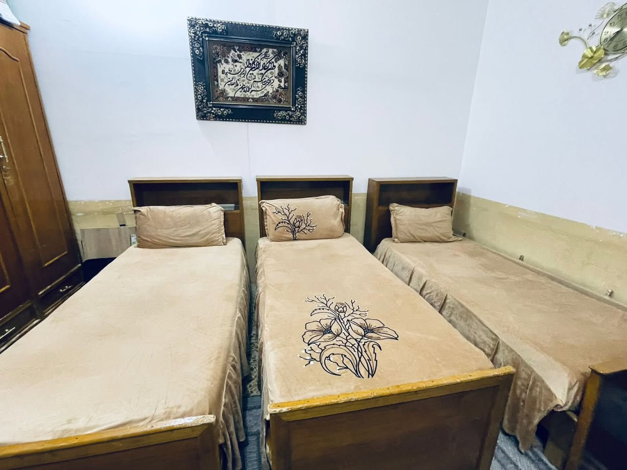 سلام عليكم غرفه نوم البيع 

تحتوي على كنتور ثلاث ابواب 

تحتوي على سرير نوم نفر واحد العدد 3 اسره 

السعر 550 وبي مجال قليل 

الرقم ***********

عنوان النجف الاشرف حي سلام
