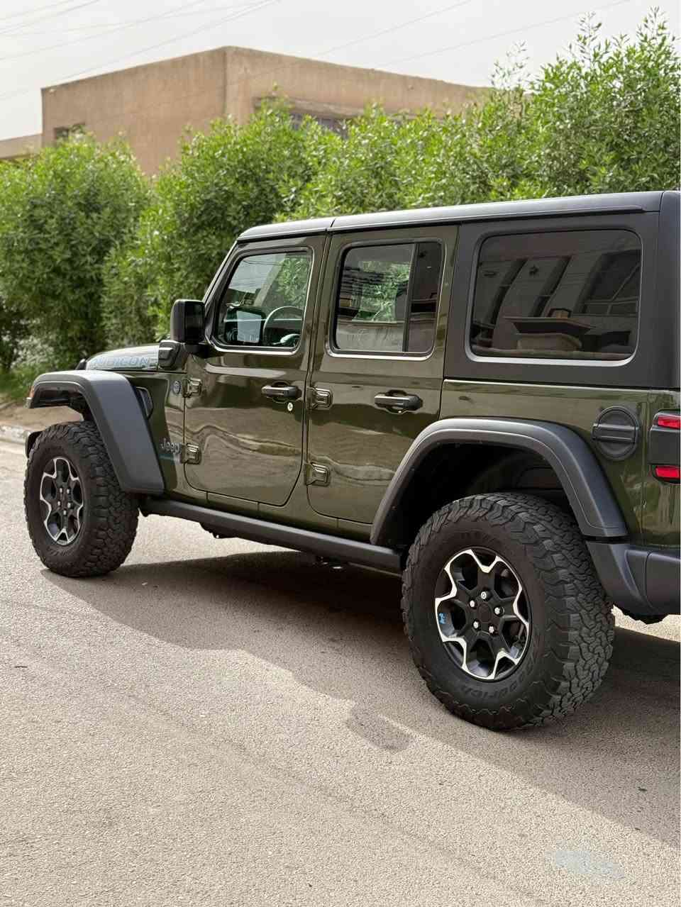 السلام عليكم  شباب جيب هايبرد  (رابيكون) اعلى فئه 
‏ Jeep RUBICON 4Xe 2.0L 4
                        
موديل 2023 لون مميز زيتوني و اسود

 حجم المكينه : 2000  تيربو + هايبرد + بلك ان 

المسافه المقطوعه :  17 الف مايل

الحادث :  حادثر صعه بالبنيد و باب السكن   الحافه مالته فقط بيه صبغ على كدهن.   

حالة اليرباك : دركه فقط طاك

#المواصفات

معروفه مواصفات رايبكون 
قماره تتفصخ تصير كشف
3 انضمه بانزين هاي برد و كهرباء
لايت زنون اصل
بك لايت زنون اصلي
سستم صوت الباين
فندر عالي
فور ويل 4X4 لو كير
شاشه كبيره كاربلي
حساسات اطارات
كامره خلفيه
كشنات تدفئه
استيرن تدفئه
قفل اكسل امامي خلفي
تايرات فالكون

#السعر : 280$ وبيه مجال

مكان السياره : بغداد الزعفرانيه
☎️*********** بيه وات ساب 
راسلني وات ساب ادزلك صور الحادث بغداد, العراق
