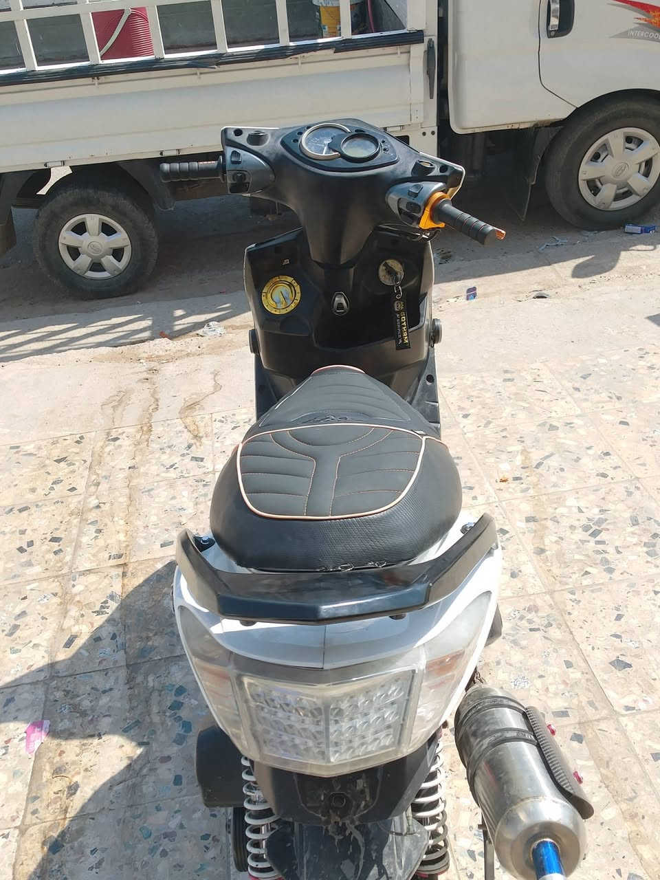 السلام عليكم سكنس فحل نوزل طلاعات خطين  طلاعات رياضي وصدر رياضي ويل مزوعه غراض كدام عينك كلجات اصليه ب٢٠٠ ماخذهن يدات وفلاوين وقبق بانزين وقطرات وفراك سعرها 925 وبيها مجال بسيط للشراي لو مراوس حسب القناعه بسكنس رقمي *********** مكاني العبيدي
