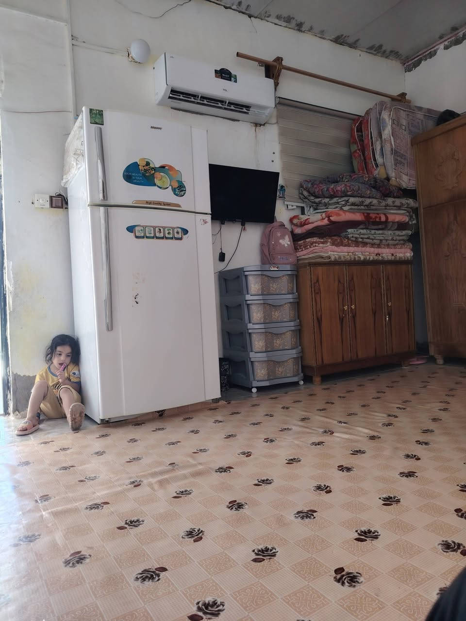 سلام عليكم بيت للبيع في حي الفداء تجاوز مساحه ١٥٠ متر بي غرفه اومطبخ اوصحيات عنوانه البصره الزبير سعره 7مليون اوبي مجال *********** واتساب
