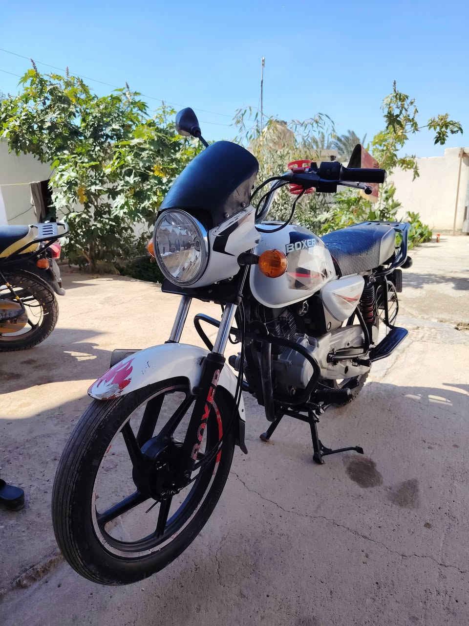 السلام عليكم
دراجة بوكسر 21 محرك خير من الله
نضافة حلوة ومرقمة باسمي التحويل ثاني يوم
بس بيها خسف بالتانكي من فوك
السعر 1600 وبيها مجال حك جية فقط. 
متواجد ع فيس
والرقم للاتصال
***********
