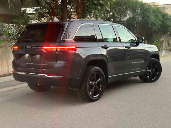 ياالله 

السلام عليكم 

جيب كراند شيروكي 4XE 2024 Jeep Grand Cherokee 

         حجم المكينه : 2000  تيربو + هايبرد + شحن منزلي 

                          اللون ( فيلي )

المسافة المقطوعة : 29 الف ميل

 الضرر :  مبدل بنيد نفس اللون وصبغ جاملغ بدون شاصي شرط الفحص

          

#مواصفاتها

1.شاشه 

2.بصمه

3. تشغيل عن بعد

4.دمام خلفي

5.كشنات جلد

6.كشن السايق ميمري

7.كشنات كهرباء

8.صندوك كهرباء

9.حساسات خلفيه

10. قطع تبريد 

11.اشاير بالمري

12.رادار امامي

13.رادارات 360

14.ثلاث وضعيات قياده

15. بنوراما فتحتين

16. كير ماوس

17. نظام منحدرات

18. هيترات بالكشنات 

19.ويل كب كروم

20.لايتات لد

21.بكلايت لد

22.كشافات

23.بصمة ابواب

فول مواصفات 1/1 جاهزه تستلم مرقم بغداد 

السعر 289

هذا رقمي *********** 

 تفاصيل اكثر راسلني واتساب ماعندي ماسنجر

مكاني بغداد

