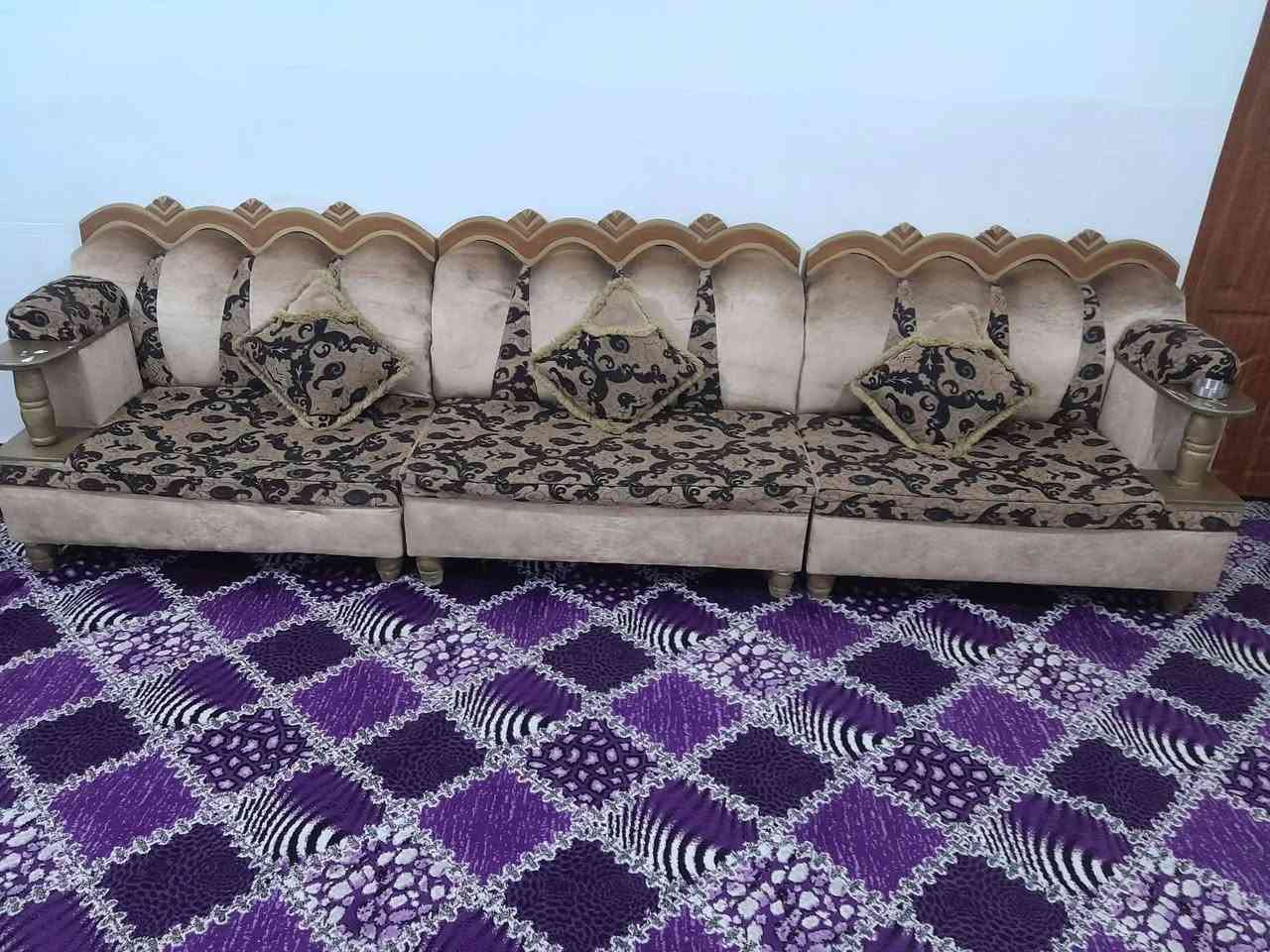 السلام عليكم اخوان
تخم 14 مقعد 
8 قطع 
للبيع السعر 100 قفل 
الرقم ***********
