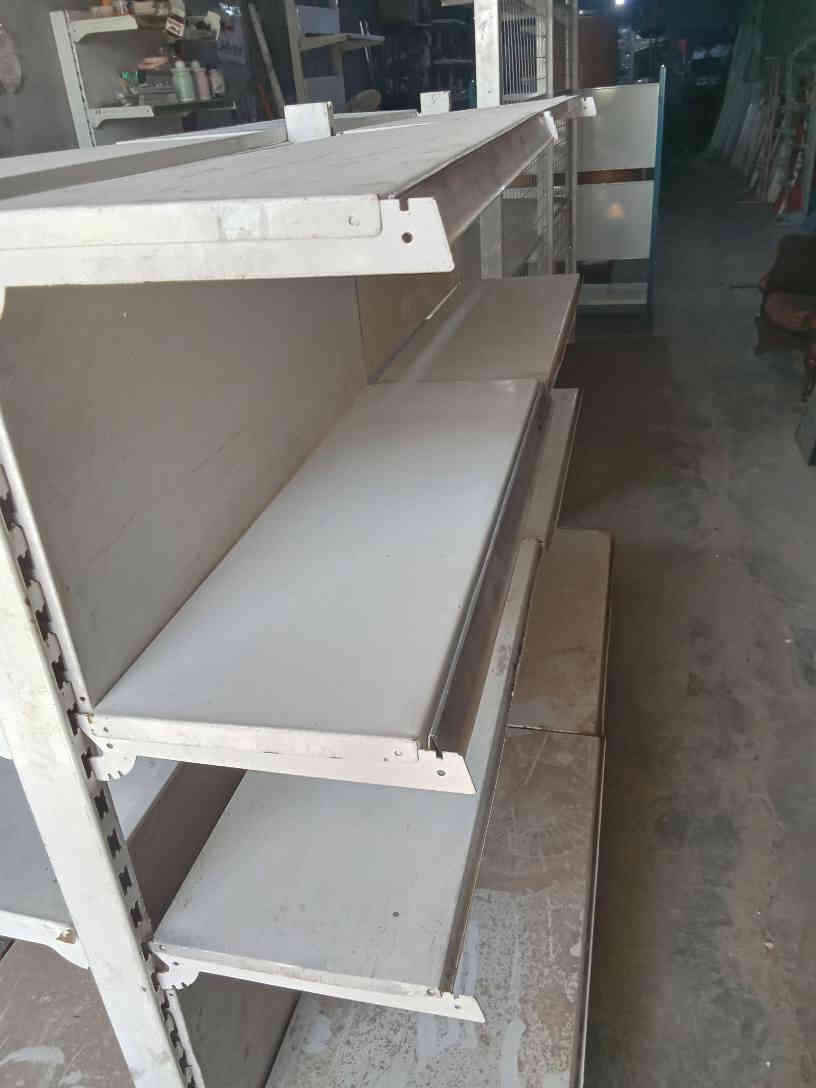 اثاث محل للبيع مستعمل نظيف مكاني كركوك رفوف جداري ورف وسطي وميز مستعمل اتصل بنا على الرقم التالي *********** كركوك, العراق
