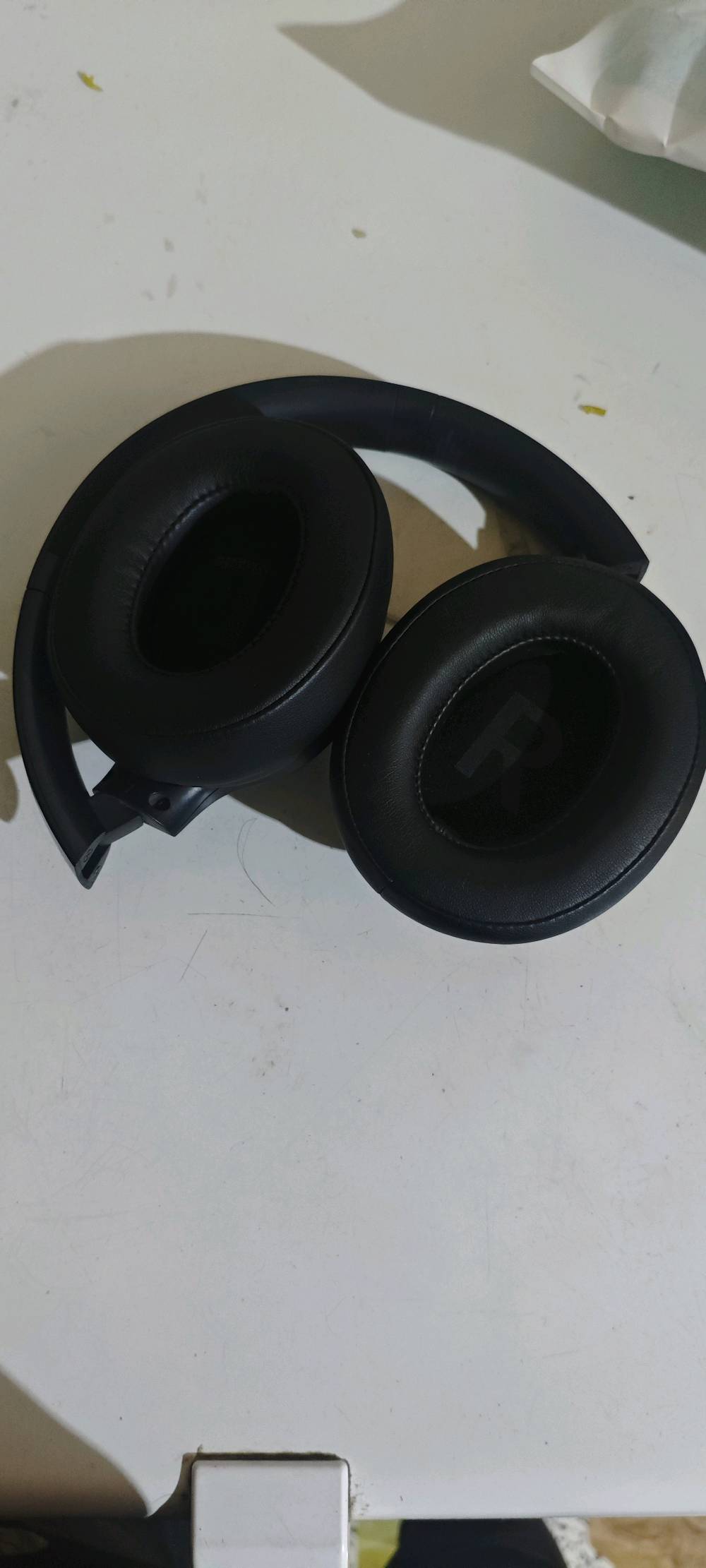 إلغاء الضوضاء

النشط (Active Noise

Canceling) الميزة الأساسية للسماعة كما هو

مكتوب على العلبة، وتعمل على عزل الأصوات

ونقية.

والضجيج المحيط بك لتمنحك تجربة استماع هادئة

تصميم مريح فوق الأذن (Over-Ear) تأتي بطوق رأس قابل للتعديل ووسادات أذن ناعمة ومريحة للاستخدام الطويل دون الضغط على الأذن.

تجربة صوتية متطورة Play Beyond) الشعار المكتوب يشير إلى توجيه السماعة لتقديم أداء صوتي محيطي ومميز، سواء للموسيقى الأفلام، أو الألعاب.

بطارية تدوم طويلاً تتميز هذه السلسلة من HiFuture بعمر بطارية ممتاز يكفي للاستخدام لعدة أيام مع دعم

الشحن السريع عبر منفذ Type-C.

ميكروفون مدمج عالي الوضوح الإجراء المكالمات الصوتية بوضوح وتصفية صوتك عن الضوضاء أثناء

التحدث

اتصال لاسلكي مستقر تدعم تقنية البلوتوث الحديثة لضمان اتصال سريع ومستقر مع هاتفك أو حاسوبك