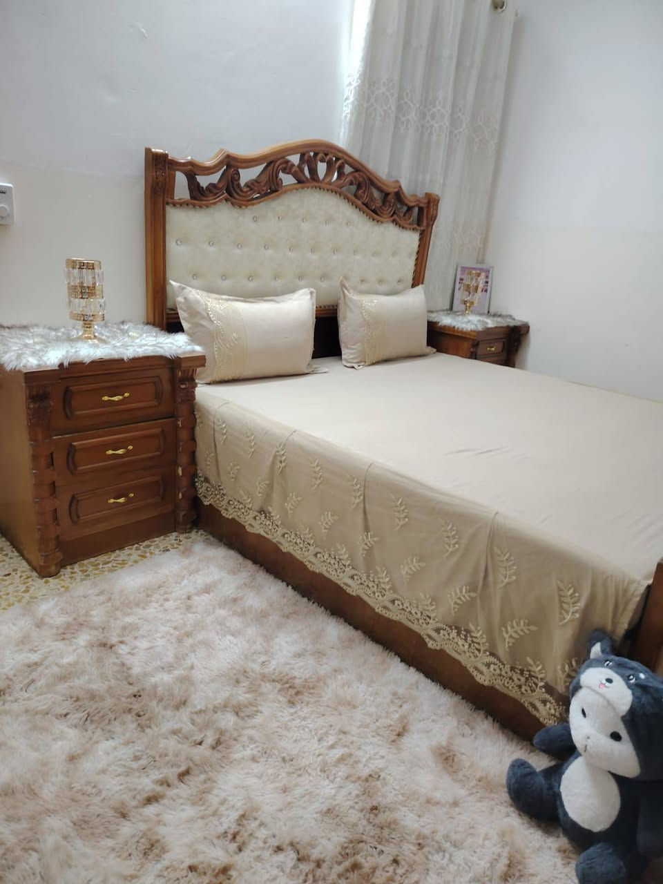 سلام عليكم غرفه سته بواب ملحقه بدون زاويه للبيع السعر 900بيها مجال للاستفسار الاتصال ***********
