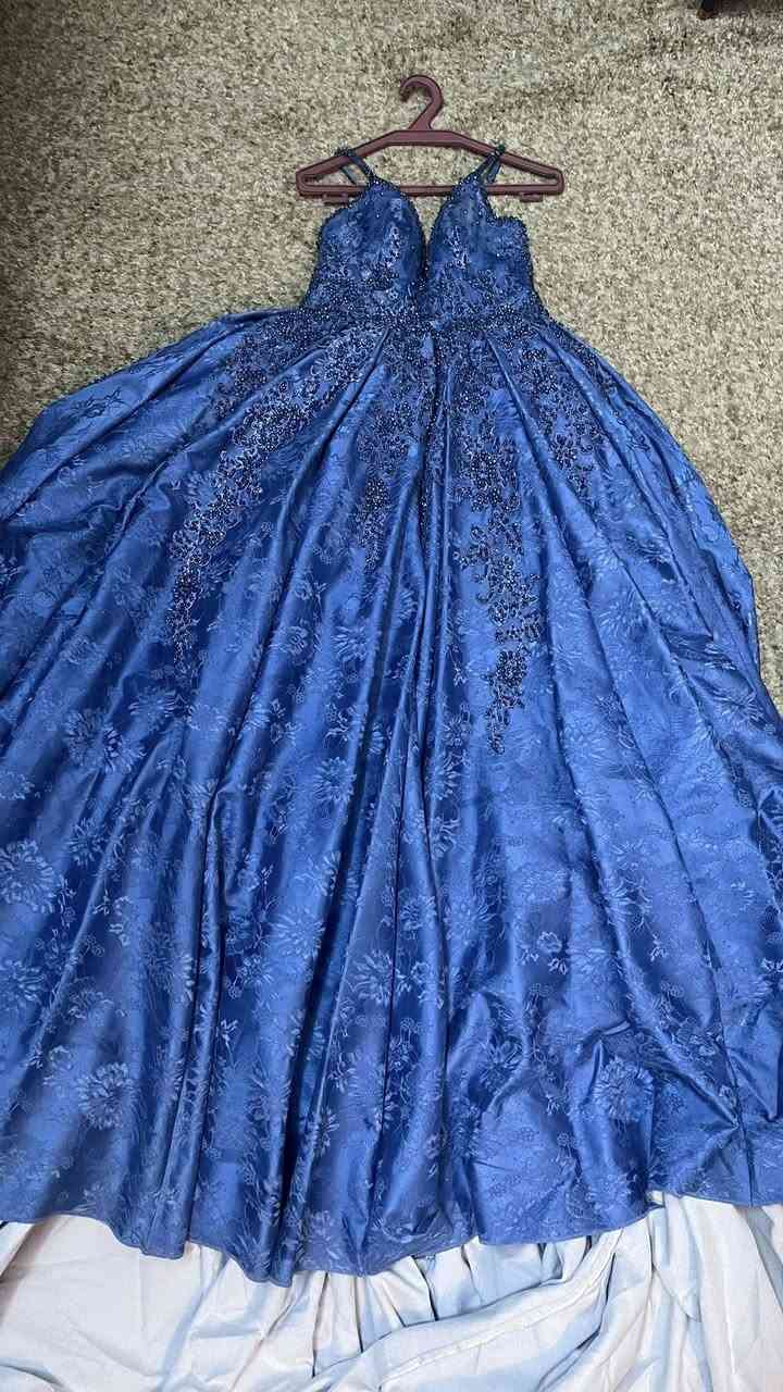 بنات فستان للبيع مستخدم مره واحده ذيل طويل ويناسب كل الأحجام لان بيه خيوط من وره للتكبير  والتصغير حسب قياسج نظيف  و ما بيه اي ضرر ويناسب حفلات مهر او خطبه أخذته من قصر الأكابر  أريده أبيعه فقط لان مأخذ مساحة كبيره بالكنتور الي يريده يراسلني خاص بالنسبه للسعر سهله منختلف


**إذا كنت صاحب هذا الإعلان وتريد حذفه لأي سبب، رجاءا أرسل رسالة إلى الدعم الفني**