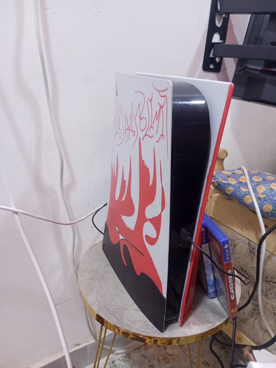 بلي فايف ما مفتوح
مرسوم على الكفر ماله اذا تحب توخر الرسم ب منضف بخاخ و يروح
وياه يوبي اس 1500 
و3اقراص باتل فليد V
وباتل فيلد 1
و ريد ريد دمبشن 2 
ومسوي بيه حساب اماراتي 
ومشترك بيه بلاس 3اشهر فاخر  ينتهي تاخرت الاشتراك يوم 2026/3/19
ينتهي منزل بيه العاب 
او مراوس ب ماكس عدله رقمي *********** سعره620
