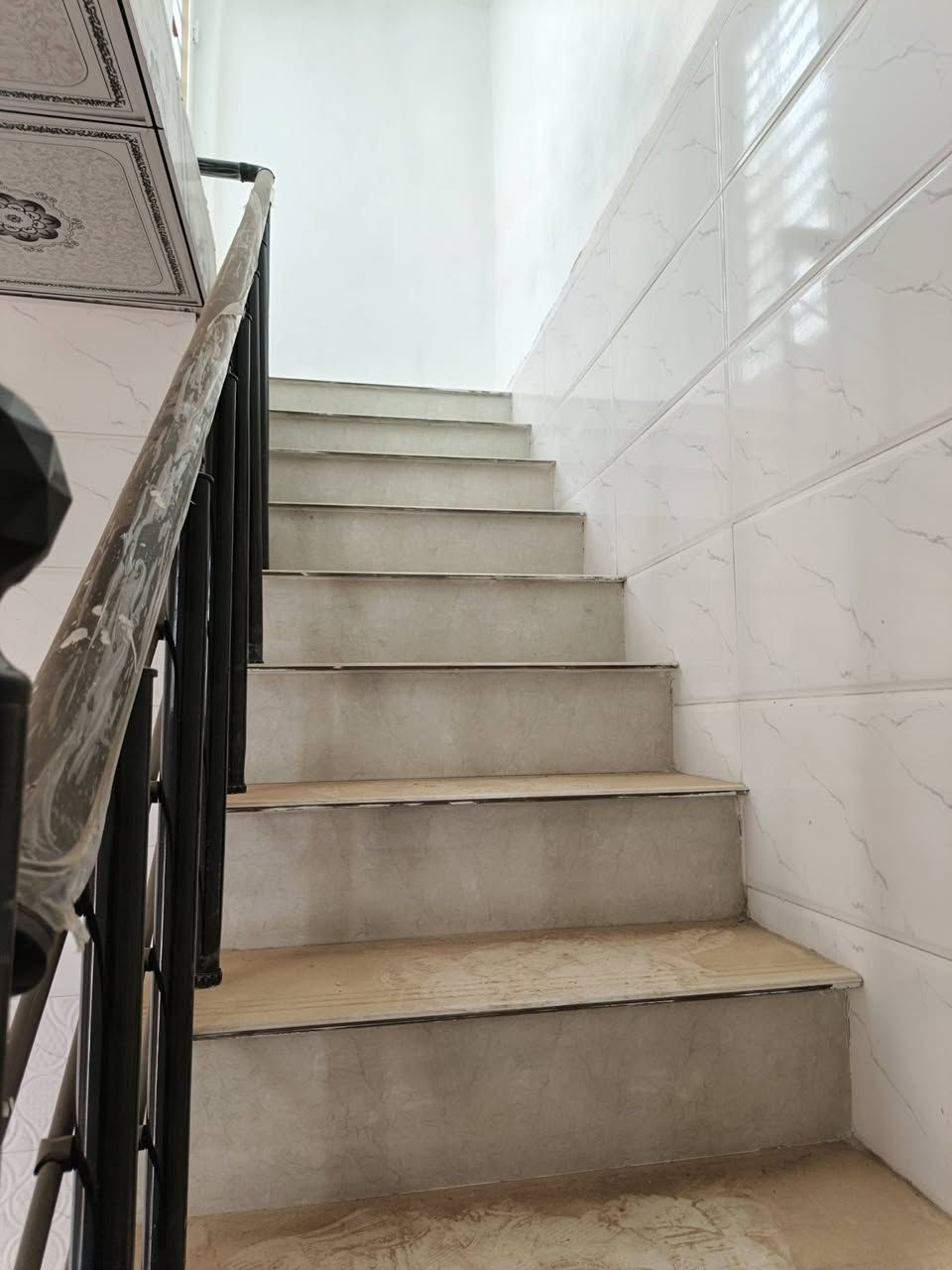 ‏بيت للبيع م ٥٠ قرب جوهره العرب غرفه وصاله ومطبخ وصحيات سعره ٨٢ وبيه مجال
‏للاستفسار مكتب بركات ام البنين *********** 
‏
