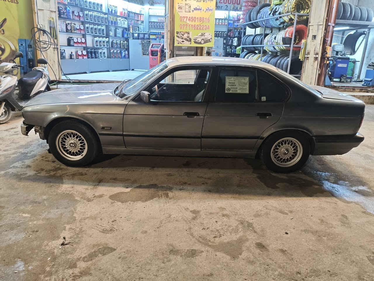 السلام عليكم بي ام دبليو موديل 91 535 محرك مفتوح اصل بليتة سيارة كاملة كلشي ما بيها عدا الضربة الموضحة سعر 42 وبيها مجال مكاني بغداد. ***********
