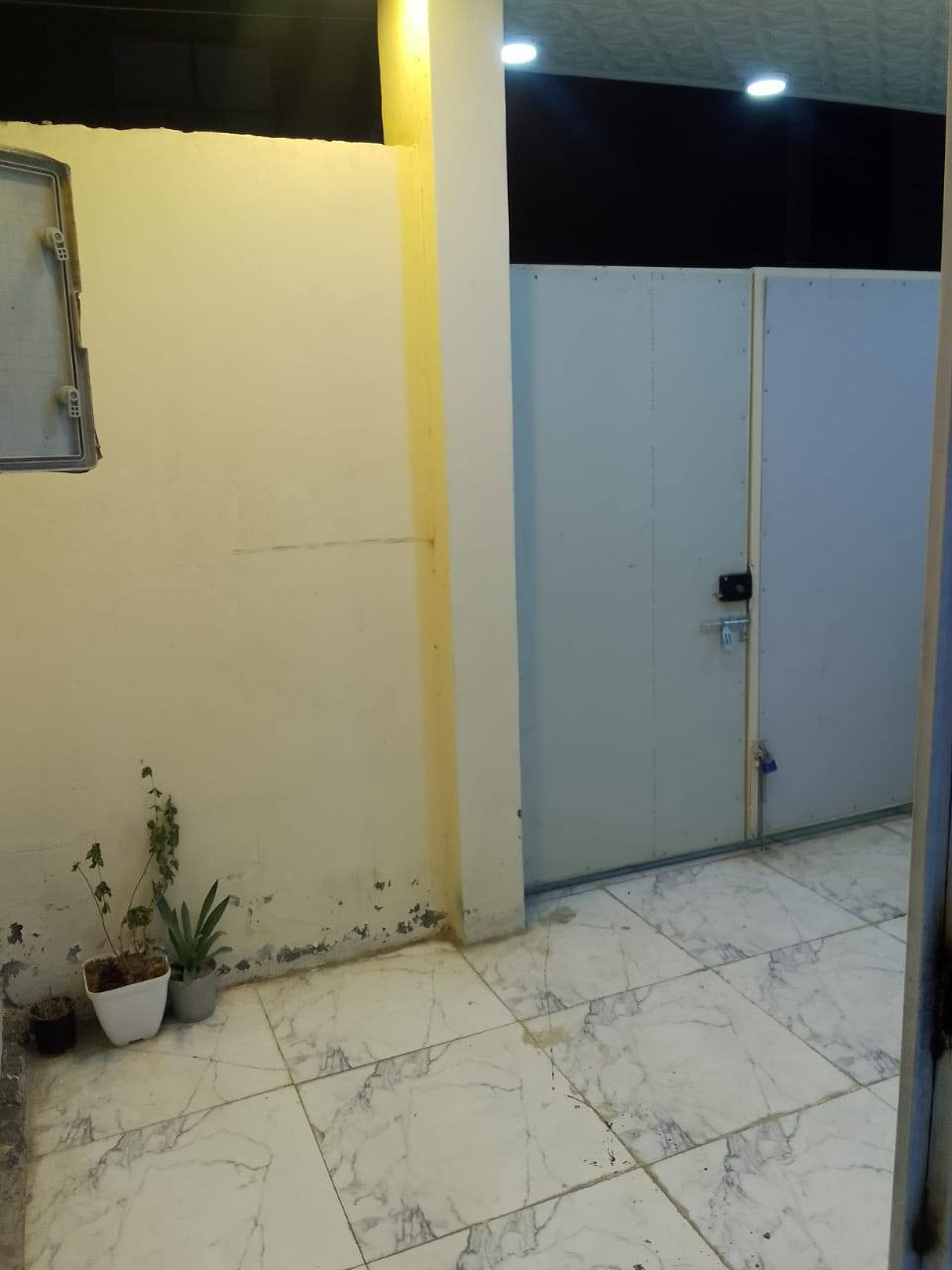 دار للبيع. مساحه 100متر واجهه 5 النزال 20 يحتوى الطابق الارضي غرفه نوم وكلدور ومطبخ ومجمع صحيات  والطابق الثاني. غرفه نوم شارع تبليط ومجاري عنوان شارع 80خلف مول نون  الاستفسار***********
