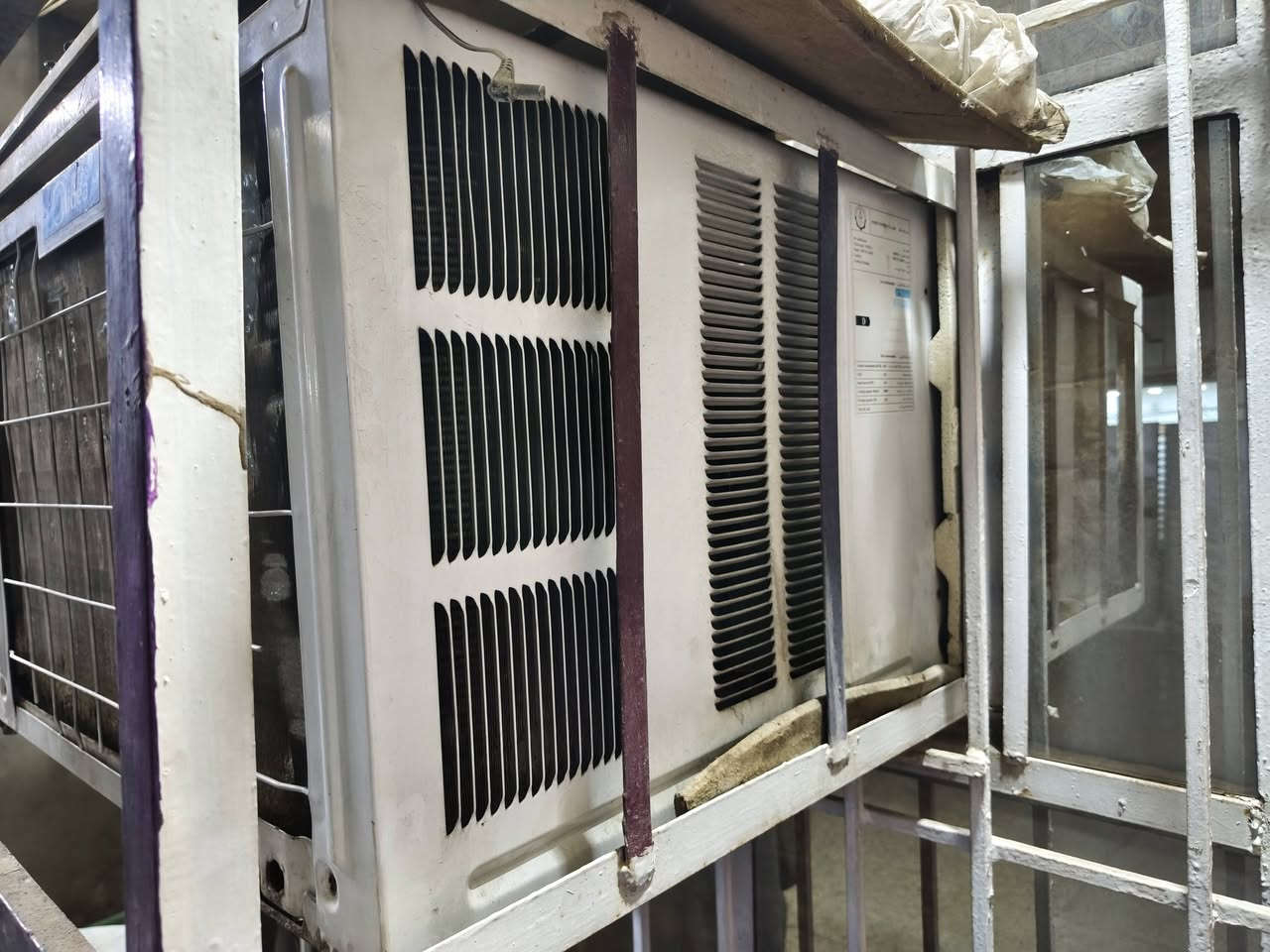 مكيف ميديا للبيع 
تدفئه تبريد 
على الفحص
السعر 250
العنوان بغداد الأمين الثانيه
***********
