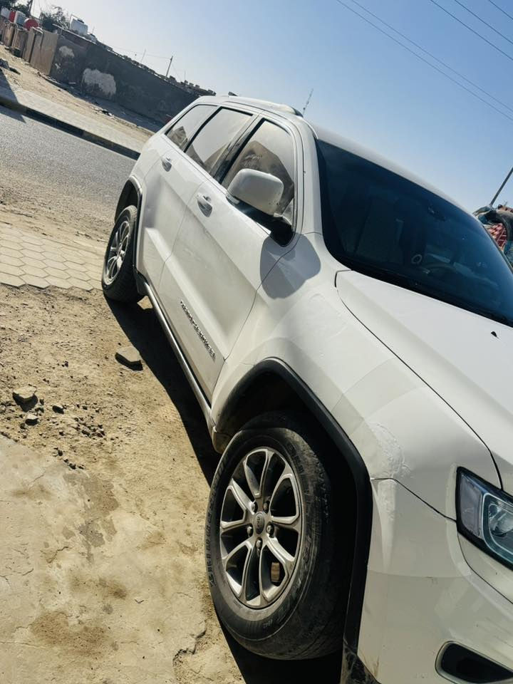 جيب شيروكي 2014 ( خـليـجـي )
حجم المحرك: 3600
فور ويل 4/4 ماوس 
شاشه جبيره 
شفتات ستيرن 
حساسات اماميه + خلفية 
سستم صوت 
مري  شفط 
يدات ستيل اصل 
الداخل صاج ملكي  
 نظام_خرائط(نظام ملاحة)_Navigatio
 كامرة خلفية اصلية
 إستيرن كهارباء فول تحكم
 (جهتين امامي + جهتين خلفي) 
 ناقل حركة ٨ نمر
 نظام سبورت s
 نضام اقتصادي ايكو 
هوكات اماميه + خلفيه
حداديه جيده
تواير برجستون
ملاحضه (المدكر الايمن ضربه ومساويه تحتاج فقط صبغ )
***********
