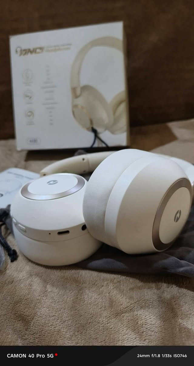 🎧 للبيع: سماعة H30 ANC اللاسلكية - أداء جبار وشياكة! 🌟
​إذا كنت تبحث عن سماعة تجمع بين عزل الصوت القوي والبطارية التي تدوم طويلاً، فهذا العرض لك!
​المواصفات الفنية:
​🔋 بطارية عملاقة: تعمل حتى 50 ساعة متواصلة من الاستماع.
​🔇 عزل ضوضاء نشط (ANC): استمتع بهدوء تام وفصل عن أي إزعاج خارجي.
​⚡ شحن حديث: تدعم الشحن السريع عبر منفذ USB-C المتطور.
​🎙️ مكالمات واضحة: تدعم خاصية Hands-free Calling لإجراء مكالماتك بوضوح.
​🔄 تصميم ذكي: قابلة للطي لسهولة التنقل مع طوق رأس متين ومريح جداً.
​✨ الحالة: نظيفة جداً (كما في الصور) ومعها كافة الملحقات: الكرتونة، جراب القماش، الكابل، والكتالوج.


**إذا كنت صاحب هذا الإعلان وتريد حذفه لأي سبب، رجاءا أرسل رسالة إلى الدعم الفني**