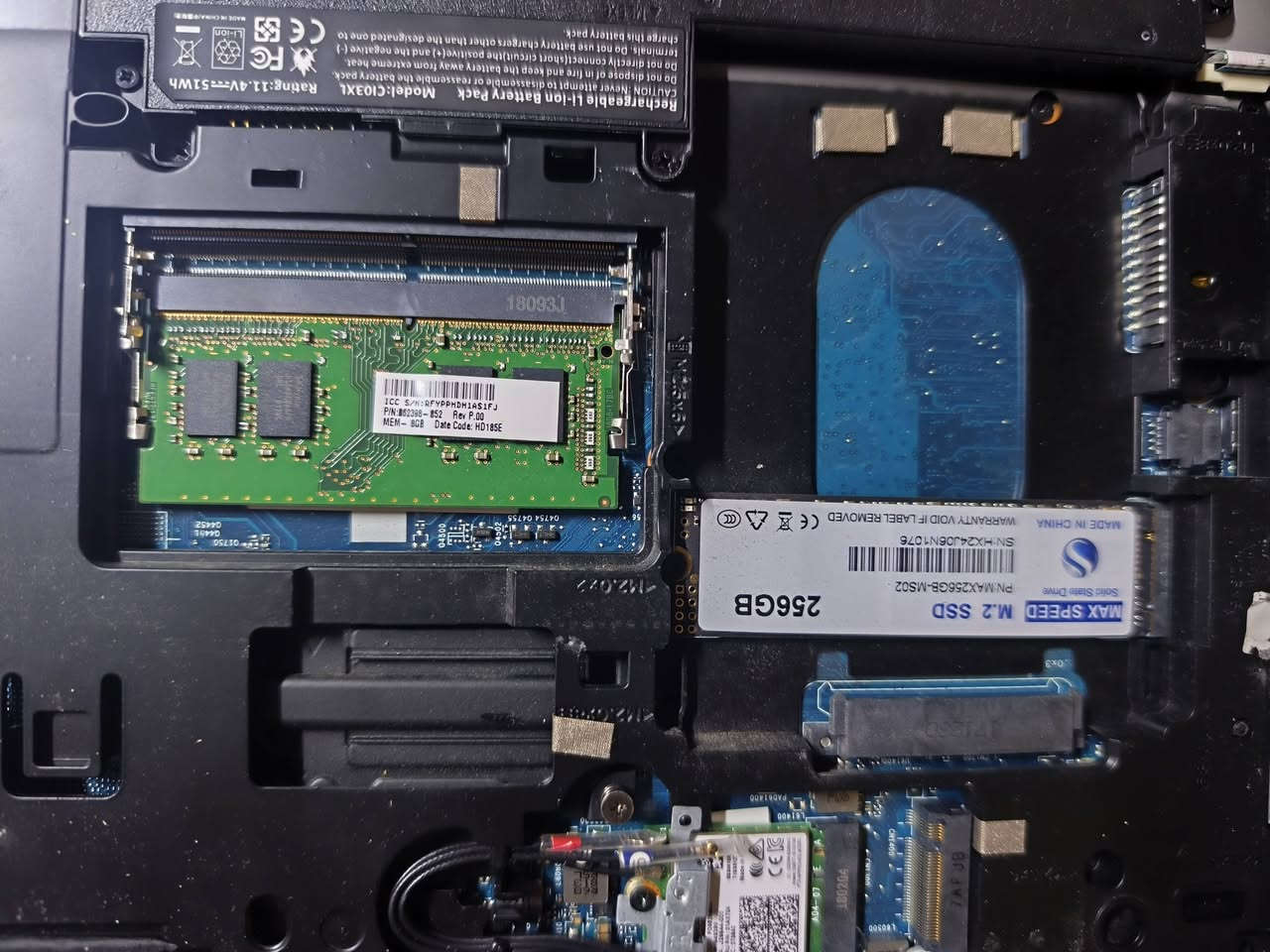 السلام عليكم،
عندي لابتوب HP ProBook 640 G3 للبيع، الجهاز نظيف جداً ومواصفاته ممتازة للدراسة، التصفح، والأعمال المكتبية، 
✨ ملاحظات مهمة:
 * 🔋 البطارية: جديدة (تم تبديلها بجديدة) وأداؤها ممتاز جداً.
 *  الملحقات: شاحنة + ماوس مع الجهاز.
💻 المواصفات:
 * الموديل: HP ProBook 640 G3
 * المعالج: Intel Core i5-7200U (الجيل السابع) @ 2.50GHz
 * الرام: 8GB DDR4
 * الهارد: SSD 256GB (سريع جداً في الإقلاع وفتح البرامج)
 * كارت الشاشة: Intel HD Graphics 620
 * النظام: Windows 10 Pro (مفعل وجاهز)
 السعر: 235,000 دينار .
📍 المكان: بغداد
التواصل . ***********
