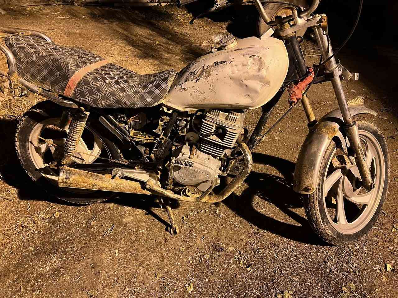 سلام عليكم دراجه جونده البيع. الدراجه وراقه ضايعه الدراجه صالها هواي متروكه  السعر 200وبيه مجال الشراي ***********
