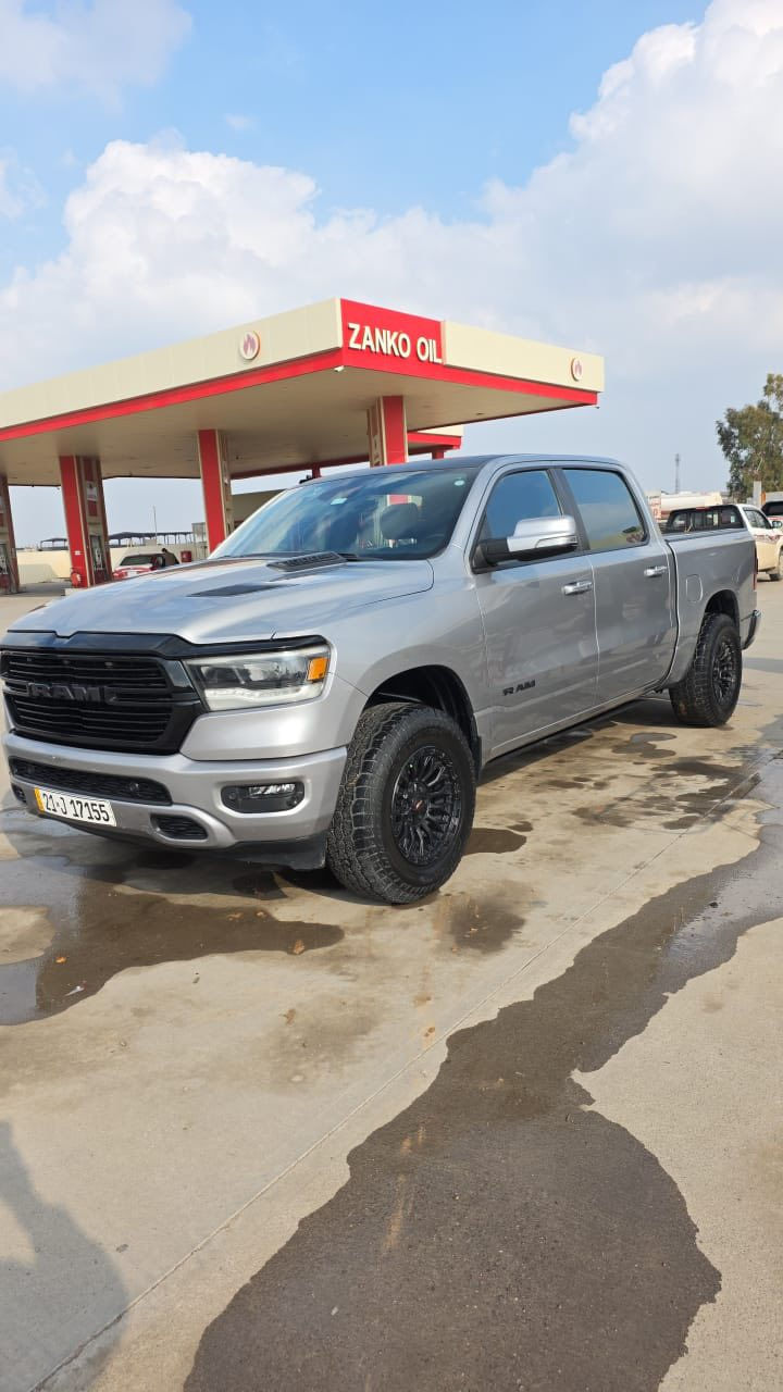 السلام عليكم 
النوع : دودج رام 1500
الموديل: sport
سنة الصنع: 2021
المحرك: V8 5.7L
ناقل الحركة: اتوماتيك 8 سرعات
الحالة سيارة: كلين بدون حادث 
الوارد: امريكي
الون: رصاصي
السعر : 315 ورقه وبيها مجال.
———————————————

مواصفات :
* رادار امامي مع مانع تصادم. 
* نقطة عمياء 
* المصابيح الأمامية زنون. فتحه سقف كبيرها
* كشافات الضباب زنون. 
* المصابيح الأمامية LED.
* المصابيح الخلفية LED. 
* دخول ذكي (بصمة). 
* تشغيل عن بعد 
* المقاعد كهربائية مع ميموري.
* المقاعد الأمامية تدفئة ذاتية
* المقاعد الخلفية تدفئة.
* شاشة كبيرة 12 أنچ.
* نظام ملاحة نفكيشن GPS.
* حساسات امامية وخلفية.
* مانع تصادم (Emergency Brake)
* مكيف خلفي.
* نظام اطفاء وتشغيل اوتماتيكي.
* مرايا كهربائية جانبية مع نقطة عمياء
* شاحن موبايل تايب سي
* الشباك الخلفي كهربائي. 
* المرايا الجانبية تدفئة. 
* باب الصندوق تحكم بصمة
* امكانية تعديل ارتفاع دواسات البنزين والبريك.
* هاند بريك كهربائي.
* حساسات امامية. 
* حساسات خلفية. 
* مرايا مع خاصية التعتيم الذاتي
* دواسة كهربائية اصلي بلادي من شركة دوج
رقم شاصي موجود مع الصور
مكاني بغداد المنصور 
اتصال ***********
