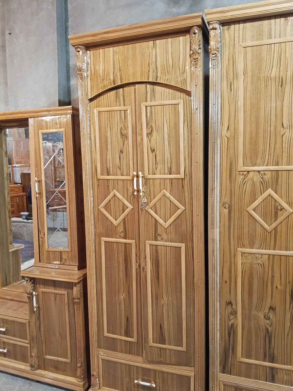 عرفه خمسة ابواب فصال تركي ملحق شغل درجه اولى شغلها زان مصري صبغ حراري بخ لون جكليتي سلر للاستفسار معرض الكرم موصل شارع بغداد قرب محطة المامون ***********كورك ***********
