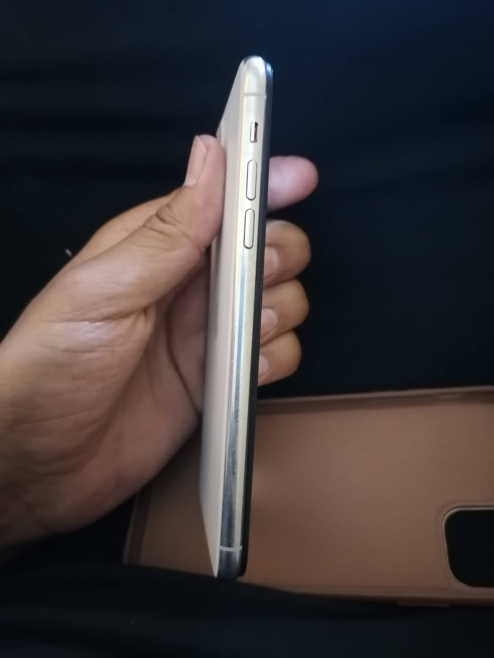 ايفون 11برو ماكس
ذاكره64
بطاريه 79
مستبدل شاشه فيس ايدي متوقف 
ناسي رمز ايكلود يعني ما اكدر افرمته تكدر تستخدمه كلش طبيعي وتكدر تزيل الايكلود وديته لمصلح كال يكلف 30 
للمراوس شعندك تلفون دز خاص ونتفاعم
مكان بلدروز 
اعتذر عل اطاله اقره تفاصيل وتعال خاص 
***********
