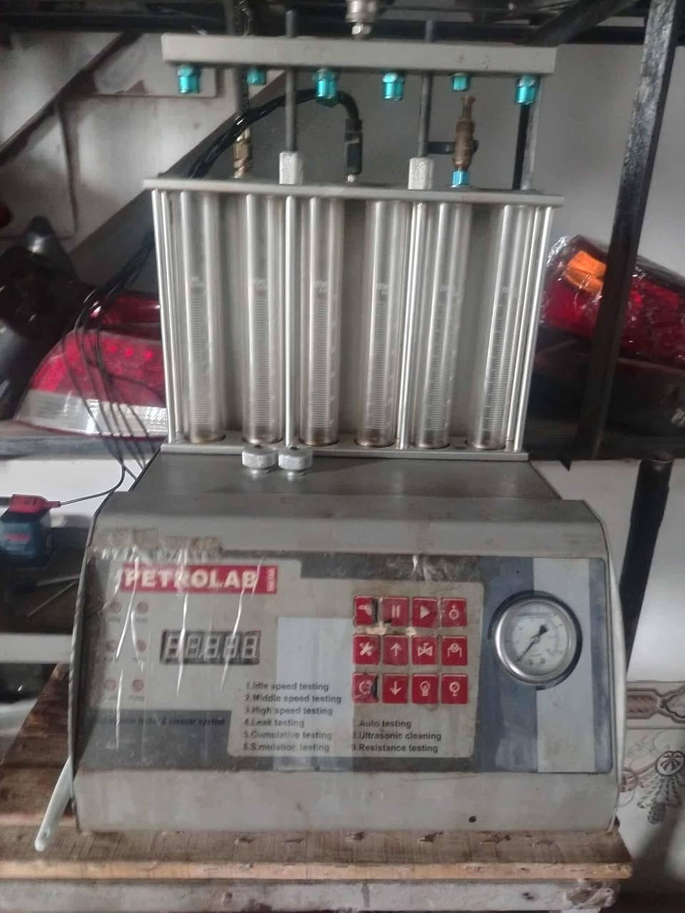 جهاز فحص وتنظيف النوزلات (البخاخات) والمجاول (الكويلات) هو أداة احترافية أساسية لتشخيص وإصلاح مشاكل عزم المحرك، تأخير التشغيل، واستهلاك الوقود. يوفر الجهاز فحصاً دقيقاً لنمط الرش، وكمية الوقود، وكفاءة عمل الكويلات عبر محاكاة ظروف عمل المحرك الفعلية لضمان أداء مستقر وعالي.
أهم المميزات والاستخدامات:
فحص النوزلات (Injectors): فحص نمط الرش (Spray Pattern) والتسريب، وتنظيف البخاخات المسدودة.
فحص المجاول (Coils): التأكد من كفاءة "المجاول" (الكويلات) وسلامتها من التلف.
تشخيص الأعطال: حل مشاكل تفتفة المحرك (الرجفة)، صرفية البنزين، وصعوبة التشغيل الصباحي.
العنوان الخضرانيه الشارع العام بالقرب من الحداد احمد الخلف(المجد لبيع الادوات الاحتياطيه للسيارات الكوريه)
***********
