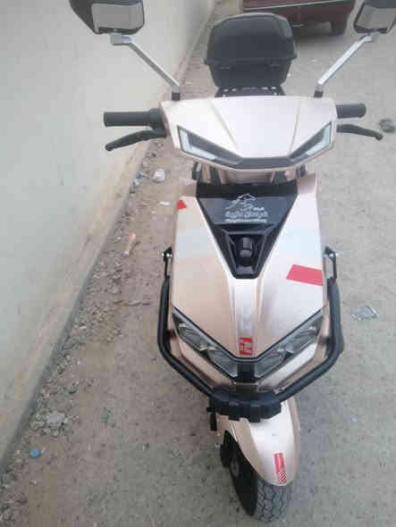 السلام عليكم ماطور شحن للبيع 
شركت نايسي شكل السكنس الحديث المميز
 المميزات
 تايرات جدد
رجوع بك  مع مثبت سرعه
ثلاث سرع 
ابريكات دسك ابو الدهن
مدرع من كل الجوانب 
لايت زنون مع دبل اشاره
لون الماطور المميز عسلي
بطاريات ام ال32امبير 
ام بي اثري 
ثلاث انضمه تشغيل 
اسويك وتحكم عن بعد وبصمه عدد2
قبل 20يوم اخذته 1150
بعده وضع الشركه فول 
السعر الحالي 1000 مليون وبيه مجال
للاستفسار ***********
