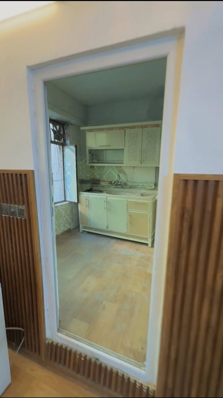 السلام عليكم شقه للايجار كراده داخل قرب مجمع اليث 
بيها غرفه وصاله وحمام ومطبخ وبلكونه طابق اول 
***********للاتصال واتساب
