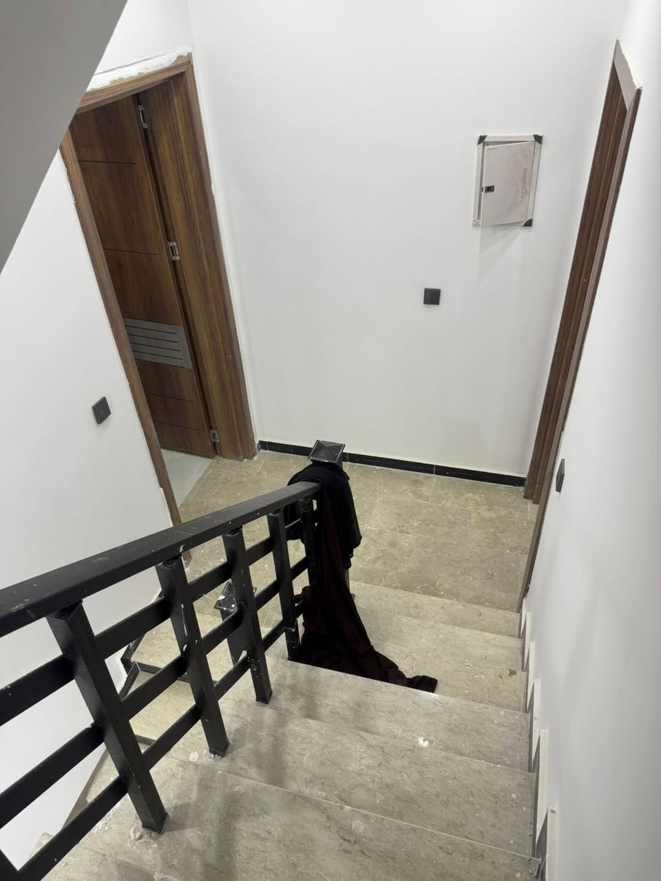 بيت للايجار ثلاث غرف وصاله ثلاث حمامات للعوائل فقط وحصرا من اهل زيونه محله ٧١٢ قرب مدرسه الامتياز 
***********
واتس اب فقط او على الخاص
