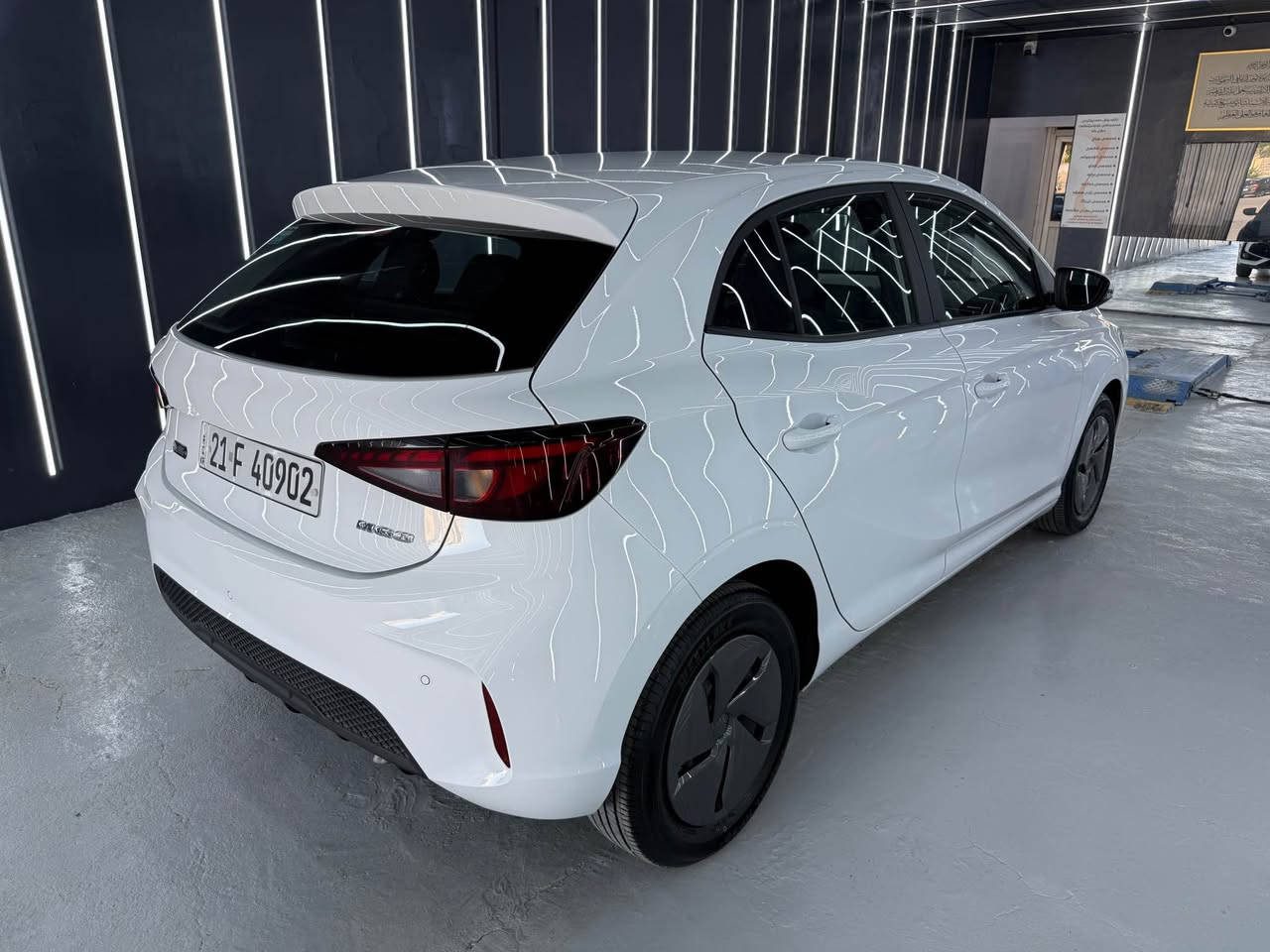 MG3 
بێ بۆیاخ و بێ سارد و بێ شوخت
لۆک وەک شەریکە ماوەتەوە
نرخی ١٠٥ گەڵا و مەجال
***********
*********** السليمانية, العراق
