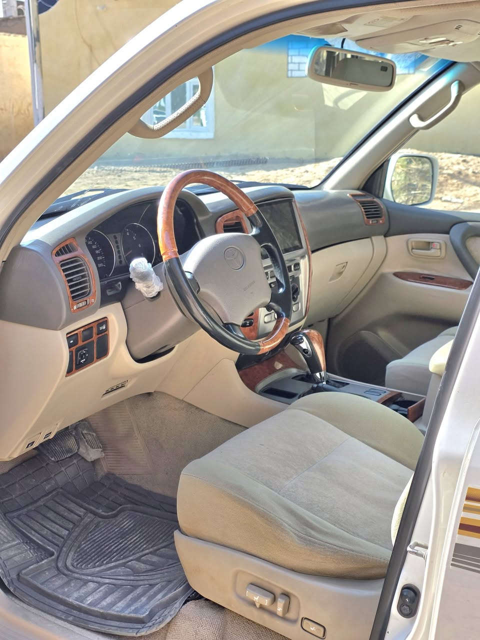 السلام عليكم للبيع لاندكروز ٢٠٠٧ فول مواصفات سياره جديده كلش ما ناقصه اي شي حداديه تخم تاير حجم محرك ٦ سلندر مكينته خير من الله رقم بغداد بيه جاملغ واحد مفتوح ترهم بل مراوس بيكم فقط السعر ١٩٠ وبيه مجال 
الاتصال ***********
