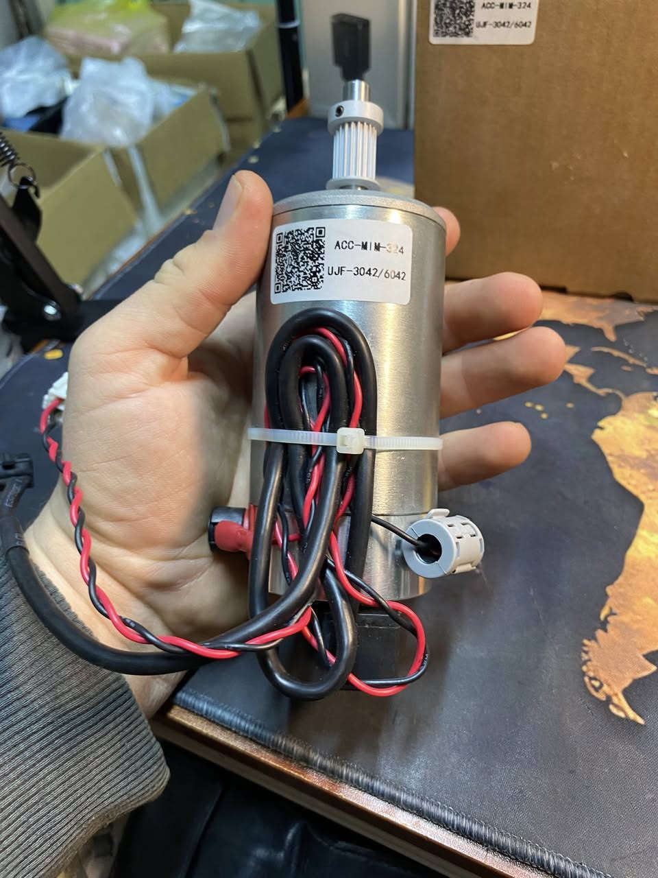 قطعة تخص طابعات uv 
السعر 80 الف /متوفر توصيل جميع المحافضات 

بناءً على الملصق الموجود على الجهاز في الصورة، هذا هو محرك سيرفو (Servo Motor) من نوع تيار مستمر (DC) يُستخدم كجزء في طابعات Mimaki. 
تفاصيل المنتج:
الموديلات المتوافقة: مصمم خصيصاً للعمل مع طابعات Mimaki من فئات UJF-3042 و 6047. كما توجد أنواع مشابهة متوافقة مع موديلات JV33 و CJV30.
رقم القطعة (Part Number): يظهر على الملصق الكود ACC-MIM-324.
الاستخدام: يعمل كمحرك مسح (Scan Motor) أو محرك للمحور Y للتحكم في حركة رأس الطباعة بدقة عالية.
المواصفات التقنية: يتميز عادةً بجهد تشغيل 24 فولت تيار مستمر، ويصنع من مواد عالية الجودة لتحمل درجات الحرارة العالية وضمان دقة الطباعة


**إذا كنت صاحب هذا الإعلان وتريد حذفه لأي سبب، رجاءا أرسل رسالة إلى الدعم الفني**