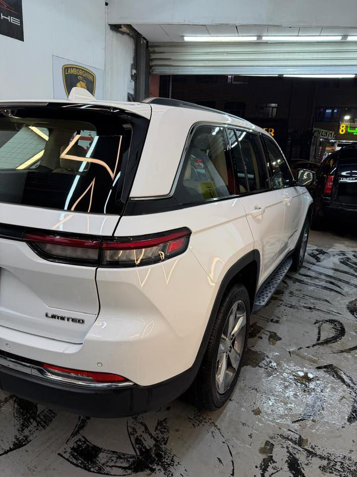 سلام عليكم 

جيب خليجي لمتدد بلاس 2022 
وكاله هارلم. (خليجي) . لون ابيض 
رقم بغداد

السياره مكفوله كير محرك صدر تبريد على وضع الشركه وسيرفس فقط في الشركة ماشيه  48,000 كيلومتر 

المواصفات :

* دفع رباعي 4x4 . 
* تحذير النقطة عمياء ⚠ .
* سقف بانوراما . 
* شاشه كبيرة 
* نظام الخرائط (GPS) .
* ستيرن كهربائي . 
* المصابيح الأمامية زنون .
* كشافات الضباب زنون .     
* تشغيل عن بعد .
* صندوق كهربائي ..
* حفظ وضعيات الجلوس (ميموري) . 
* المقاعد الأمامية كهرباء
* المقاعد الأمامية تبريد وتدفئة .
* المقاعد الخلفية تدفئة وتبريد
* حساسات أمامية . وخلفي
* تدفئة ستيرن . 
* بخاخ ماء على المصابيح الامامي..
* مانع تصادم خلفي .
* خمس كامرات . 
* محدد سرعة 
* نظام التشغيل والاطفاء الاوتوماتيكي ( Auto Start System ) .
* نظام بريك اوتماتيكي ( Auto Break System )
* اناره داخليه متغيره
* جنطه كهرباء
* شاشه بل دشبول
* داخل بيجي
* لدات امامي وخلفي
* تحكمات ستيرن فول
* شاشه اعطال
* كير ماوس
* اربعه انظمه قياده
* رادار 
* وباقي المواصفات المعروفه 

مكان السيارة بغداد اليرموك  
سياره جديده وجاهزه من كلشي واي نقص مابيها عدتها وارضياتها كلها وياها ممفتوحة
السعر 37,500$ وبيه مجال  

***********
